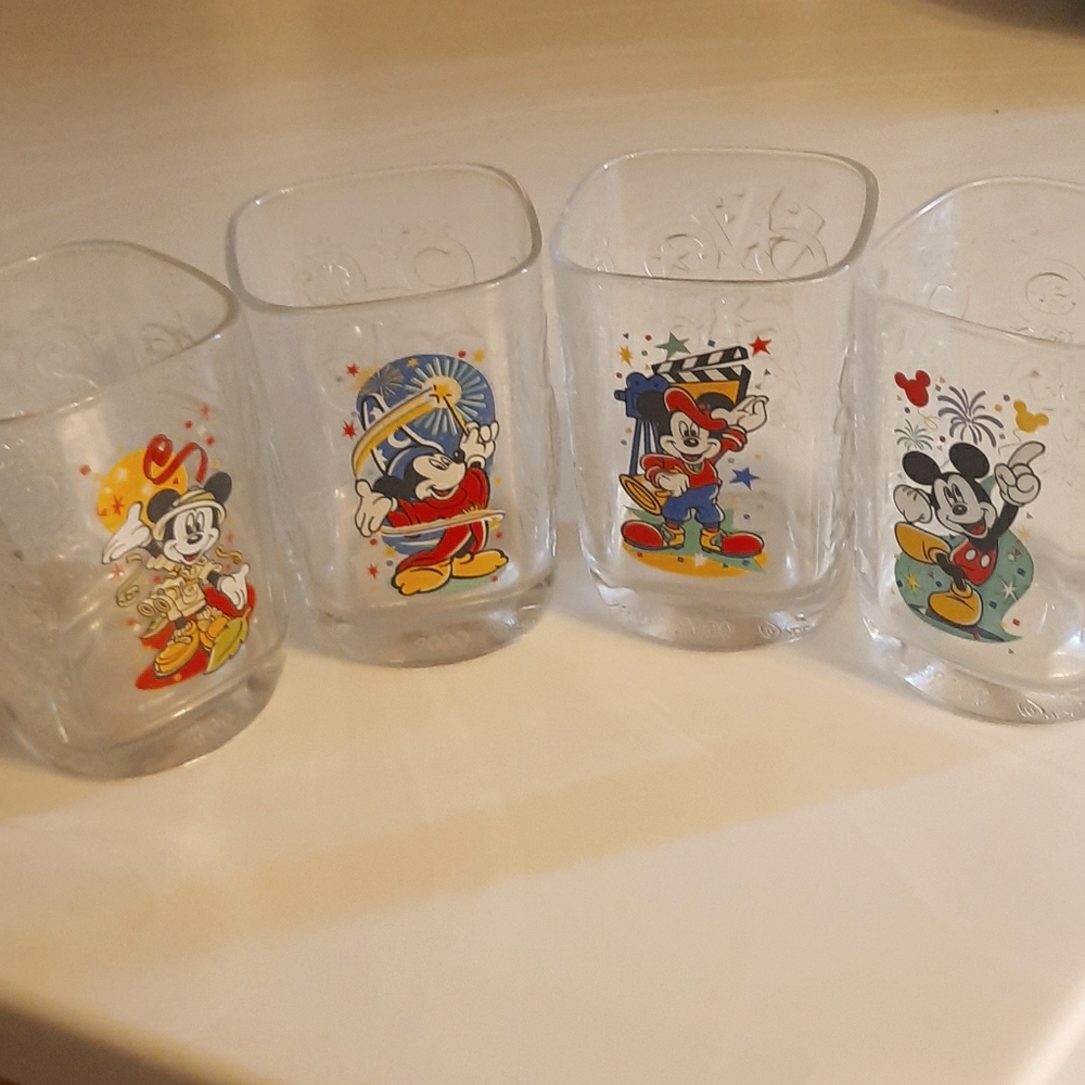 2000 Millenia Walt Disney collector cups